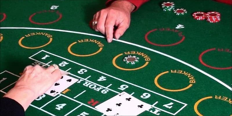 Chia bài Baccarat vào cửa Player và Banker